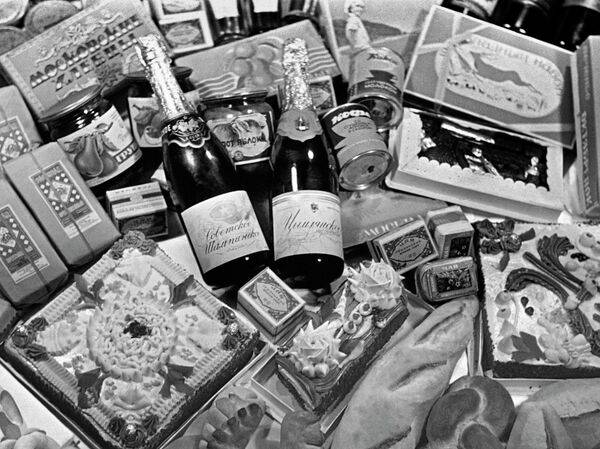 Праздничные наборы к Новогоднему столу в Елисеевском магазине, Москва, 1954 год