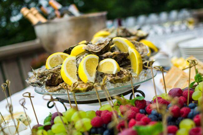 Закуска из свежих устриц 