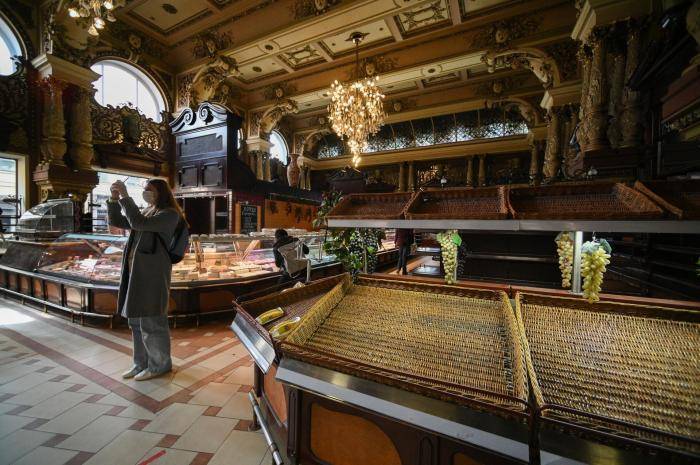 Магазин-гастроном Елисеевский в историческом здании на углу Тверской улицы и Козицкого переулка в Москве. Магазин Елисеевский на Тверской готовится к закрытию.