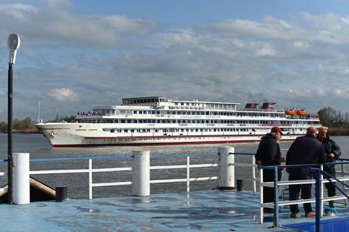 Прибытие теплохода Александр Суворов, следующего по маршруту из Волгограда в Ростов-на-Дону, в станицу Старочеркасская Ростовской области