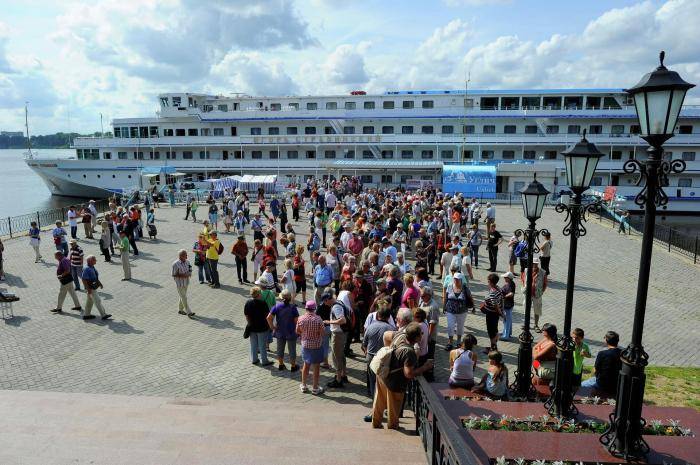 Группы туристов на речной пристани Углича