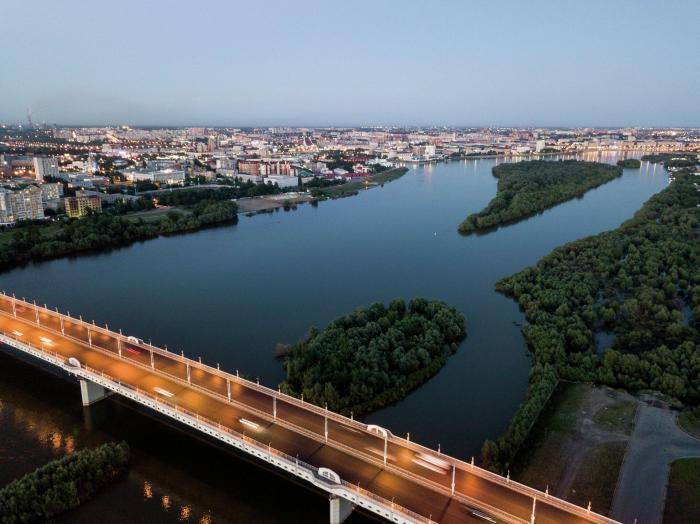 Река Иртыш и мост 60-летия Победы в Омске