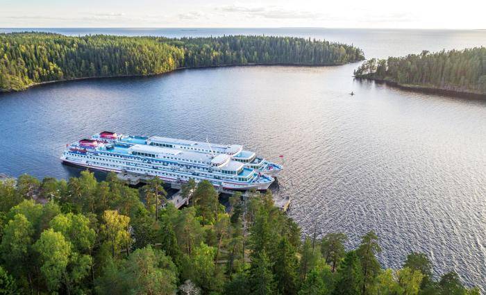 Круизные туристические суда в Никоновской бухте на острове Валаам