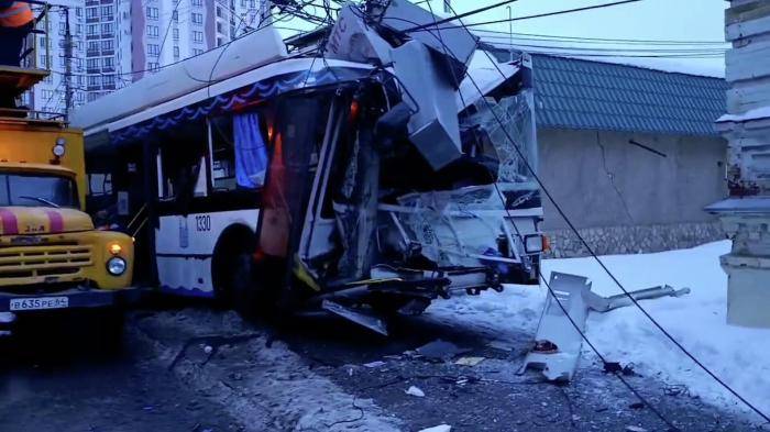 Последствия ДТП в Энгельсе с участием троллейбуса