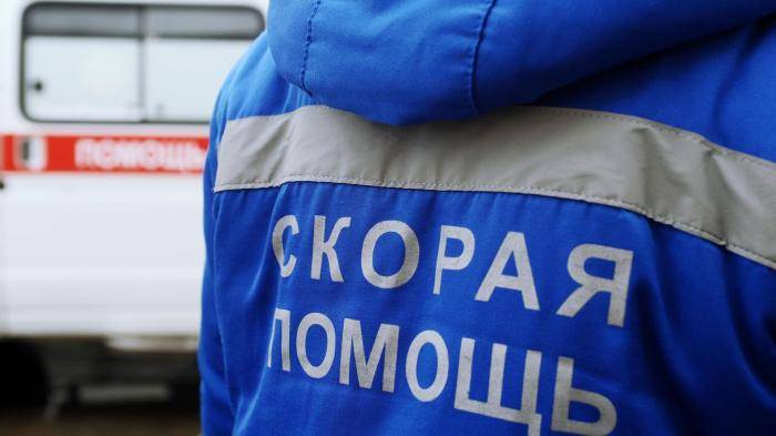 Медик около автомобиля скорой медицинской помощи 