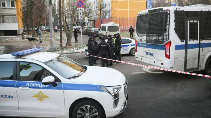 Сотрудники полиции у места взрыва, при котором погибли два сотрудника ДПС, на улице Елецкой на юге Москвы