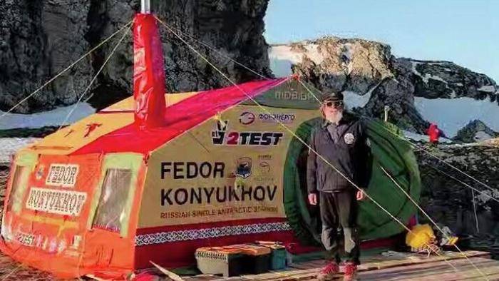 Одиночная полярная станциня на острове Смоленск в Антарктиде. Кадр видео