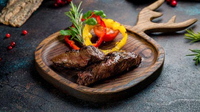 Стейк из оленины с овощами