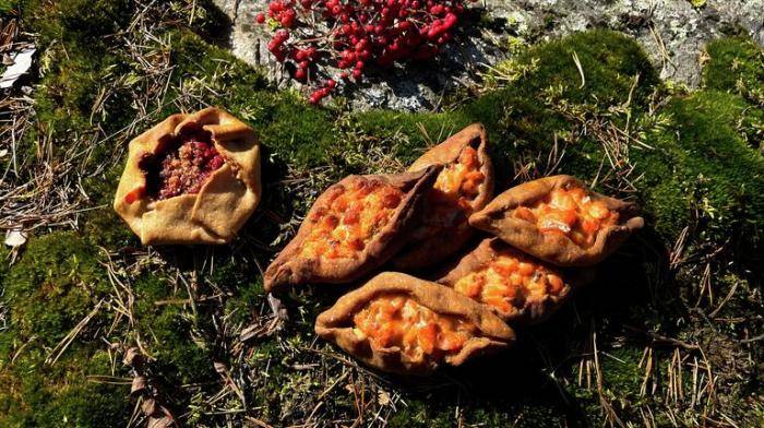 Традиционное блюдо карельской кухни — калитки (открытые пирожки из ржаного пресного теста с различными начинками)