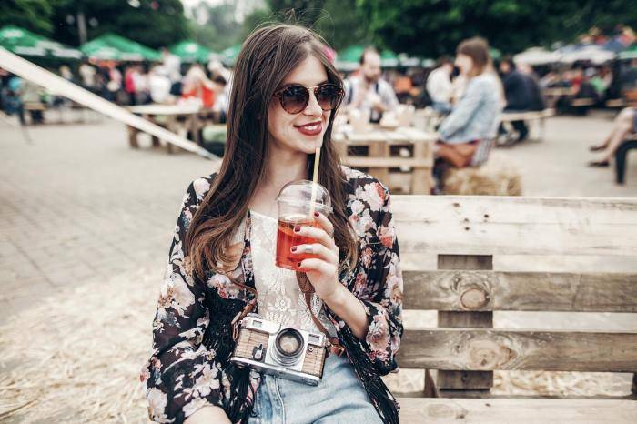 Девушка на гастрономическом фестивале