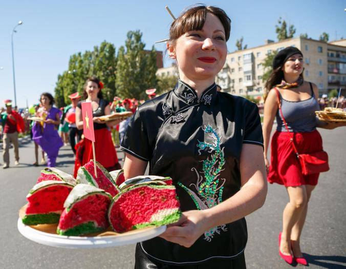 Участники костюмированного парада на Камышинском арбузном фестивале