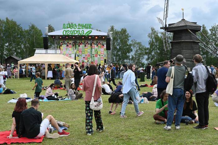 Посетители на XXI Празднике огурца на территории Музея деревянного зодчества в Суздале