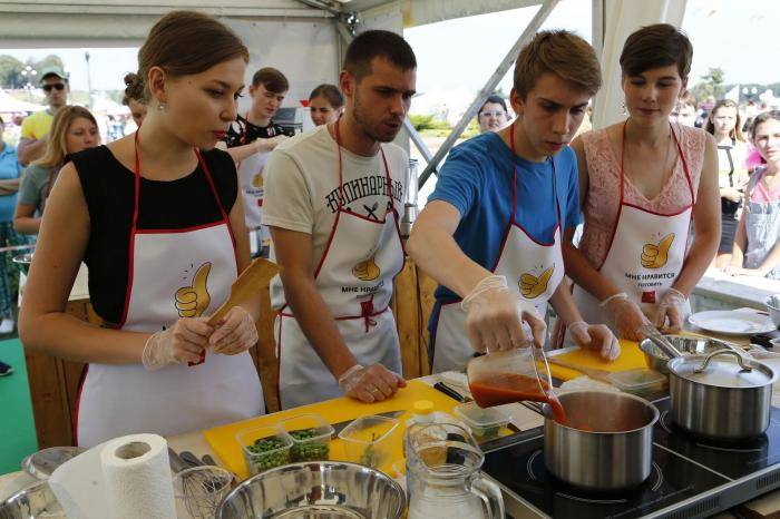 Участники гастрономическом празднике Пир на Волге в Ярославле