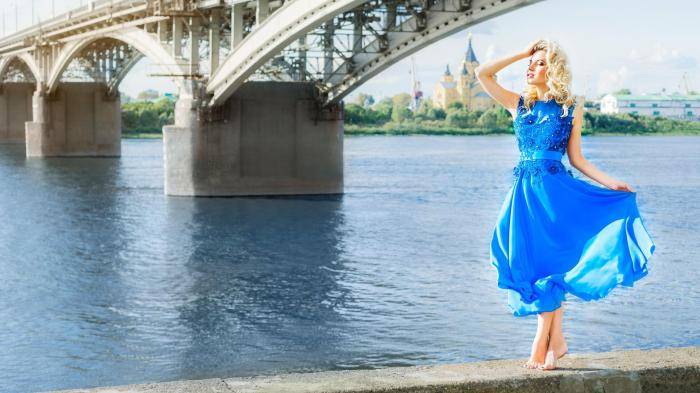 Девушка на набережной в Нижнем Новгороде