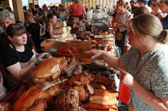 Посетители на всероссийском гастрономическом фестивале Сыр! Пир! Мир!