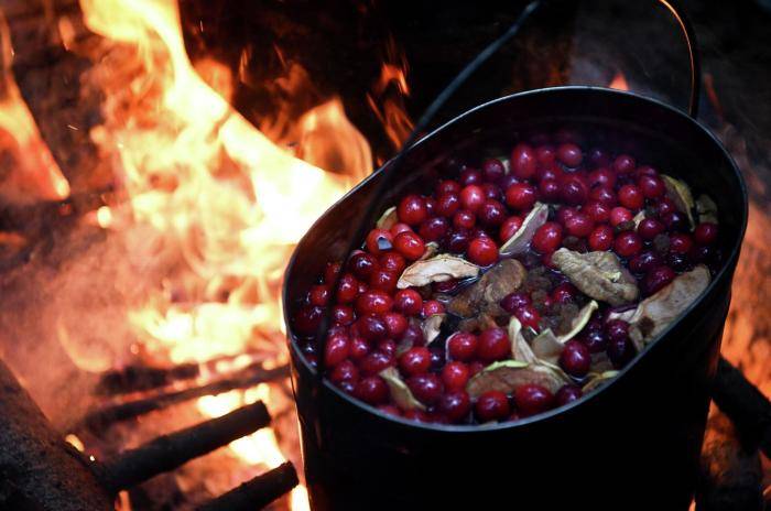 Компот из вишен и яблок