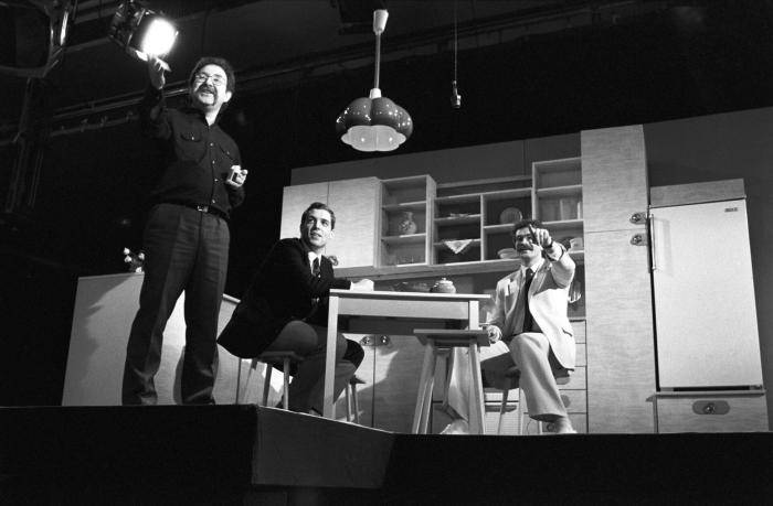 Молодежная информационно-развлекательная программа Взгляд. Центральное телевидение Гостелерадио СССР. Молодежная редакция. Режиссер Анатолий Григорьевич Малкин (слева) и ведущие программы Александр Любимов (в центре) и Владислав Листьев (справа) готовятся к эфиру