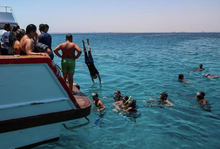 Туристы на морской экскурсии в Красном море вблизи от побережья Хургады