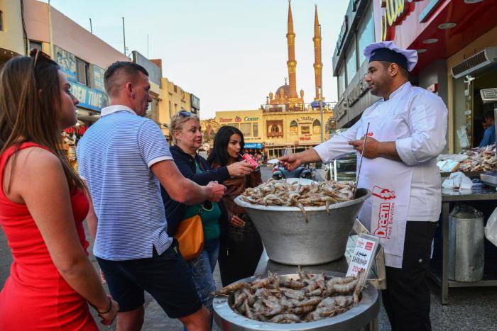 Продавец креветок на улице в Шарм-эш-Шейхе