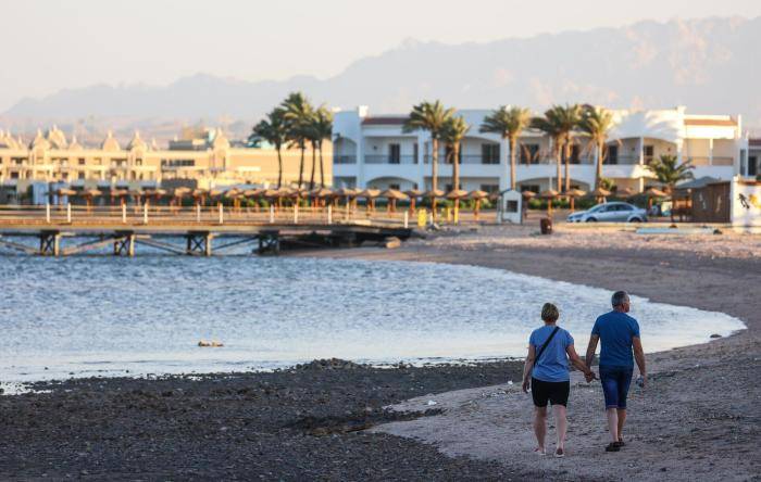 Туристы на территории отеля в Хургаде