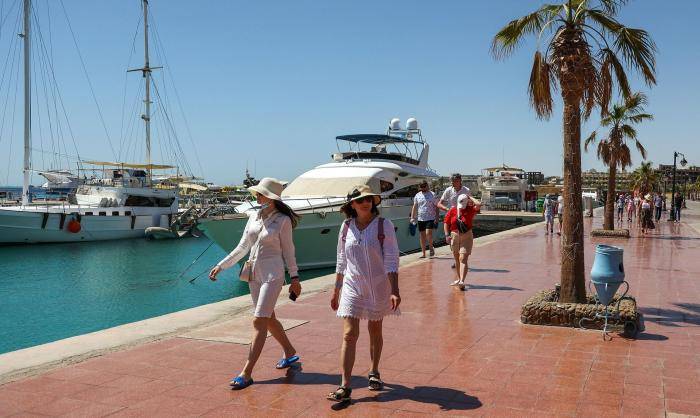 Туристы на причале в Хургаде