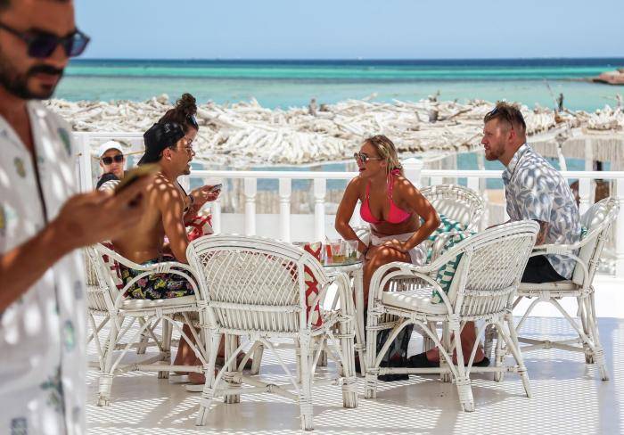 Отдыхающие на территории отеля Meraki