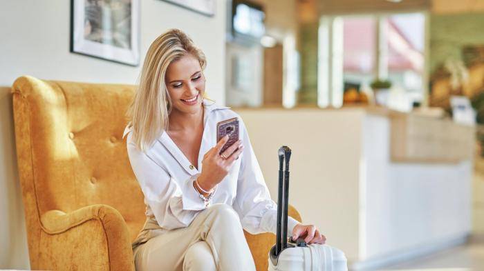 Девушка с чемоданом