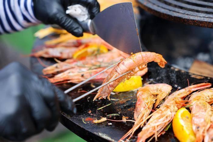 Приготовление креветок на гастрономическом фестивале ФишТиваль в Зеленоградске