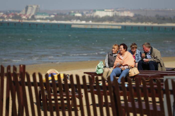 Отдыхающие на Центральном пляже в Анапе