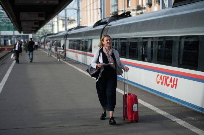 Пассажиры на платформе Московского вокзала в Санкт-Петербурге у высокоскоростного поезда Сапсан