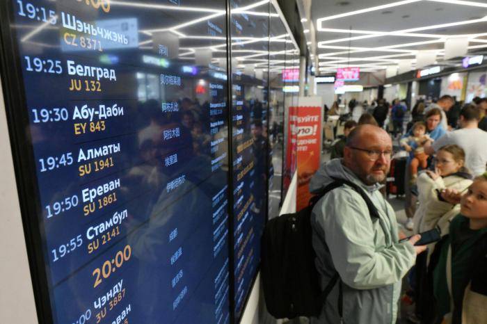 Табло прилетов в международном аэропорту Шереметьево в Подмосковье
