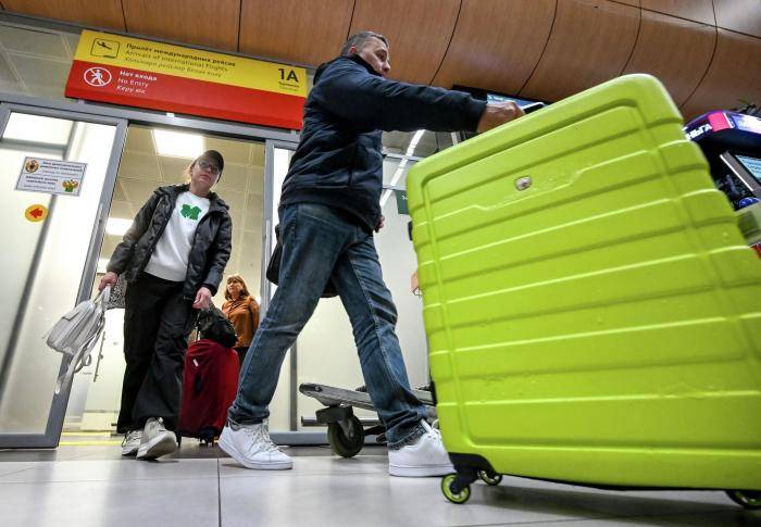 Пассажиры на выходе из зоны прилета международных рейсов в аэропорту Казань