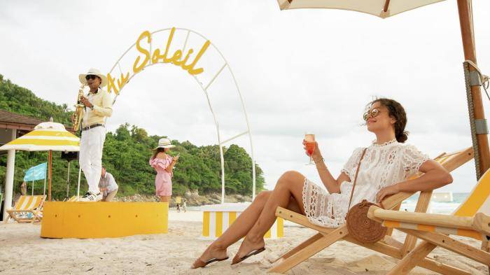 Туристка на пляже в Таиланде