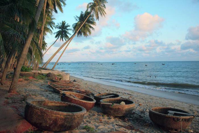 Рыбацкие лодки на берегу Южно-китайского моря в местечке Муйне