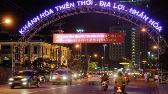 Вид одной из улиц города Нячанг в свете ночной иллюминации