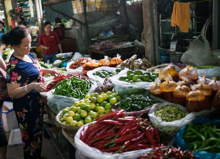 Посетители на рынке в Дананге