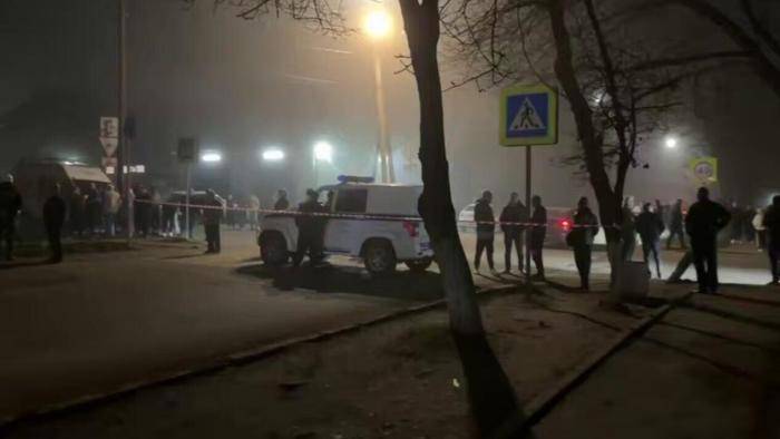 Обстановка у многоквартирного дома, пострадавшего в результате атаки ВСУ на Таганрог Ростовской области. 1 апреля 2025