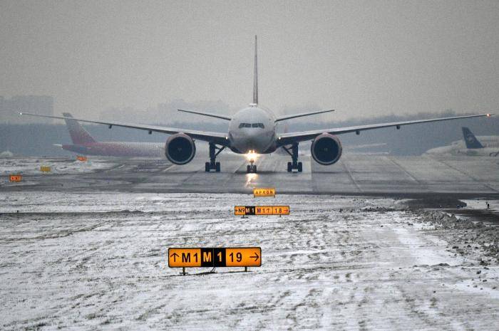 Самолет на взлетной полосе Международного аэропорта Шереметьево