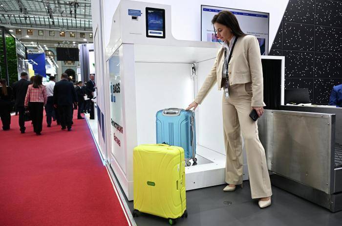 Посетитель тестирует систему самостоятельной регистрации багажа в аэропортах