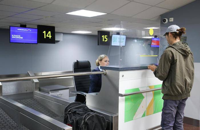 Пассажир на стойке регистрации в аэропорту