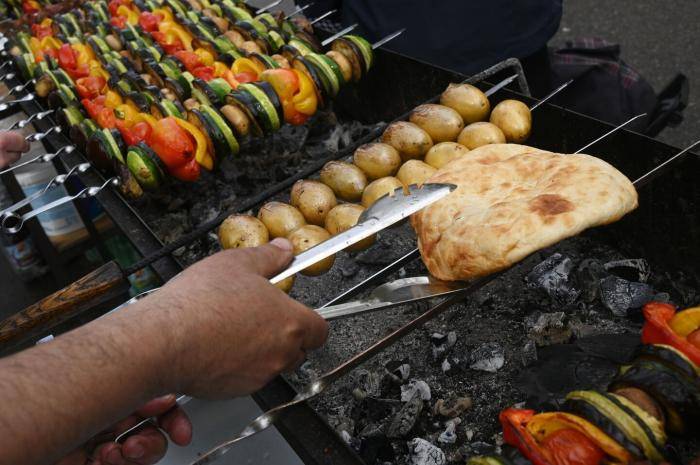 Мужчина готовит хлебную лепешку