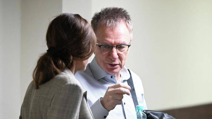 Бизнесмен Александр Галицкий перед началом заседания Тверского суда в Москве