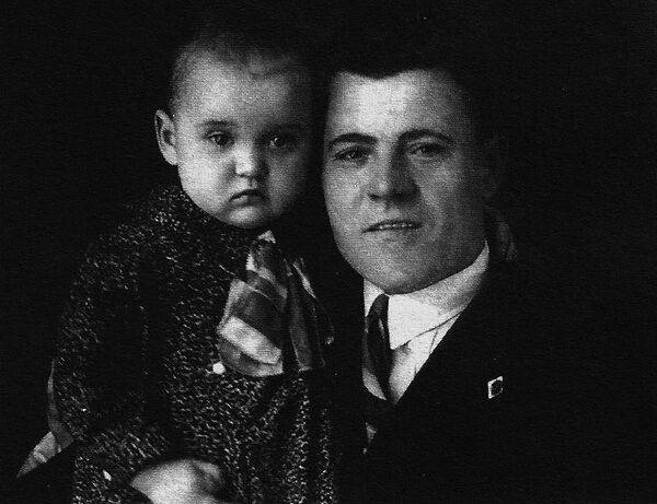 Люся Гурченко с отцом, Марком Гавриловичем, 1936 г.