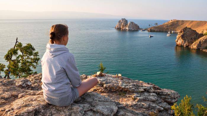 Девушка на берегу озера Байкал на Ольхоне 