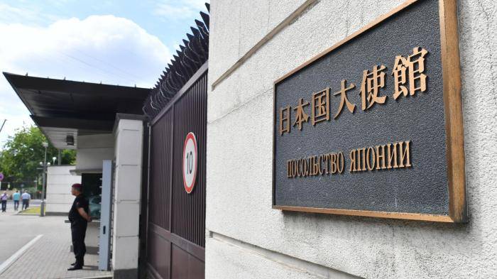 Табличка на здании посольства Японии в Москве