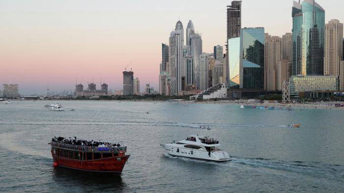 Туристы на прогулочных яхтах в Дубае