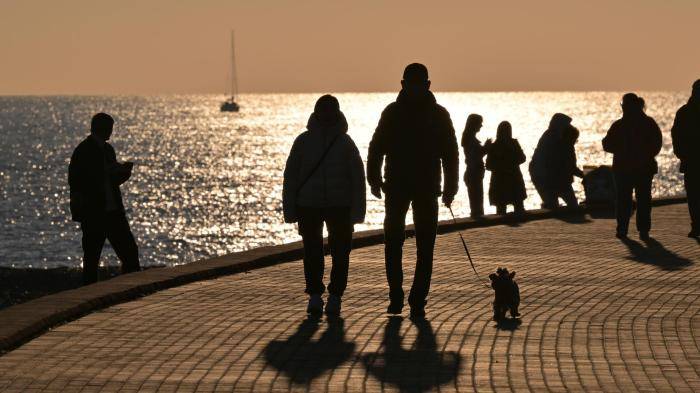 Люди гуляют по набережной в Сочи