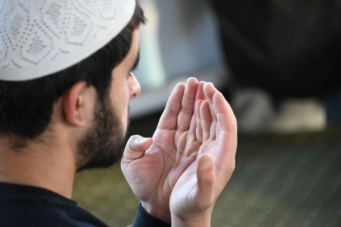 Верующий в Читинской соборной мечети во время прямой трансляции праздничной молитвы в режиме онлайн