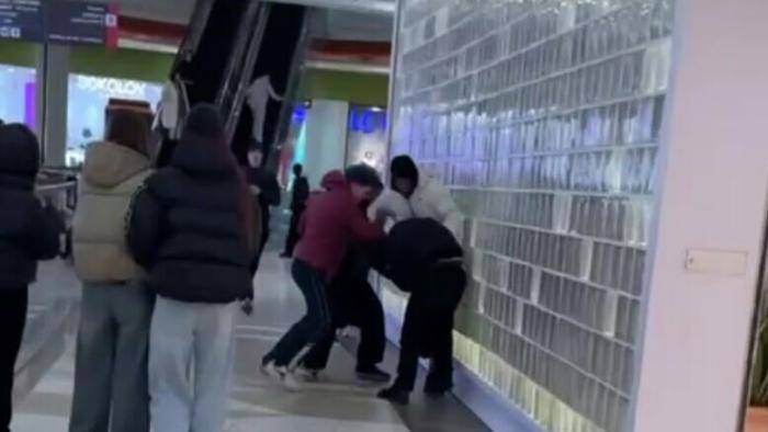 Массовая драка в ТЦ Аура в Ярославле