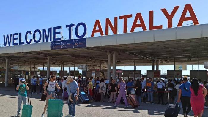 Российские туристы в аэропорту Антальи